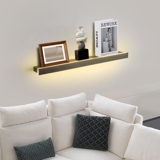 Applique murale minimaliste avec étagère intégrée, lumière LED éco-friendly. Idéale pour chambre, salon ou mur de fond.