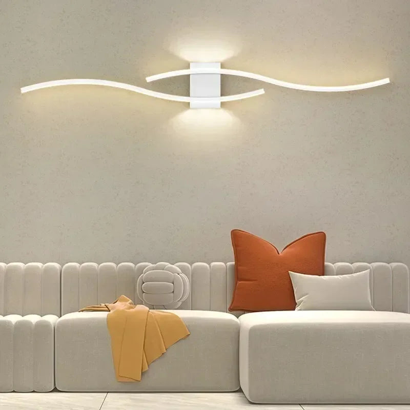Applique murale LED minimaliste à bande, dimmable et design. Parfaite pour salon, chambre, bureau ou salle de bain. Installation murale facile, lumière douce et moderne.